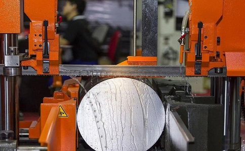 大祥立式金属带锯床切削出现跑带故障解决方法！